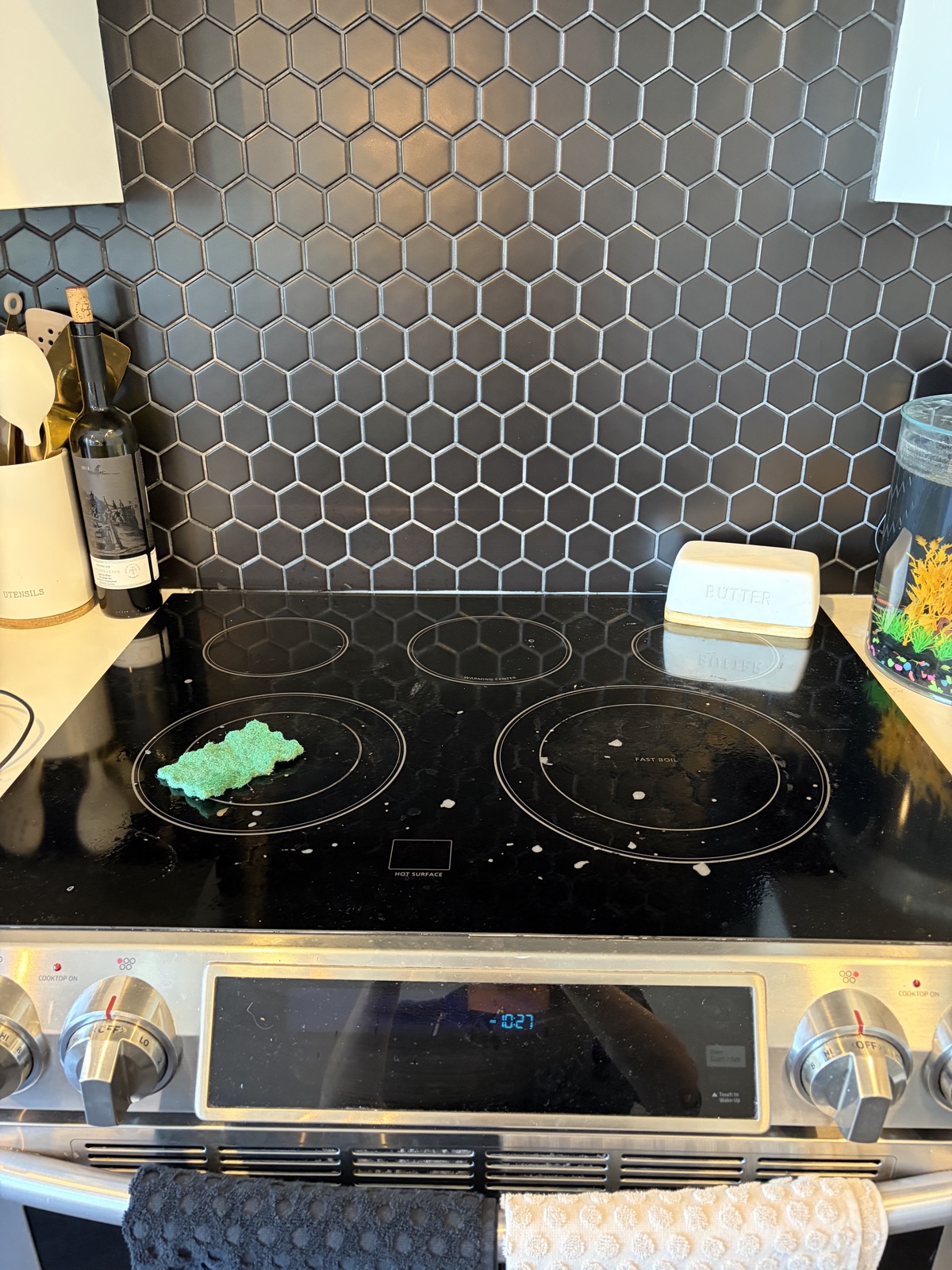 Cuisinière et dosseret nettoyés, sans éclaboussures