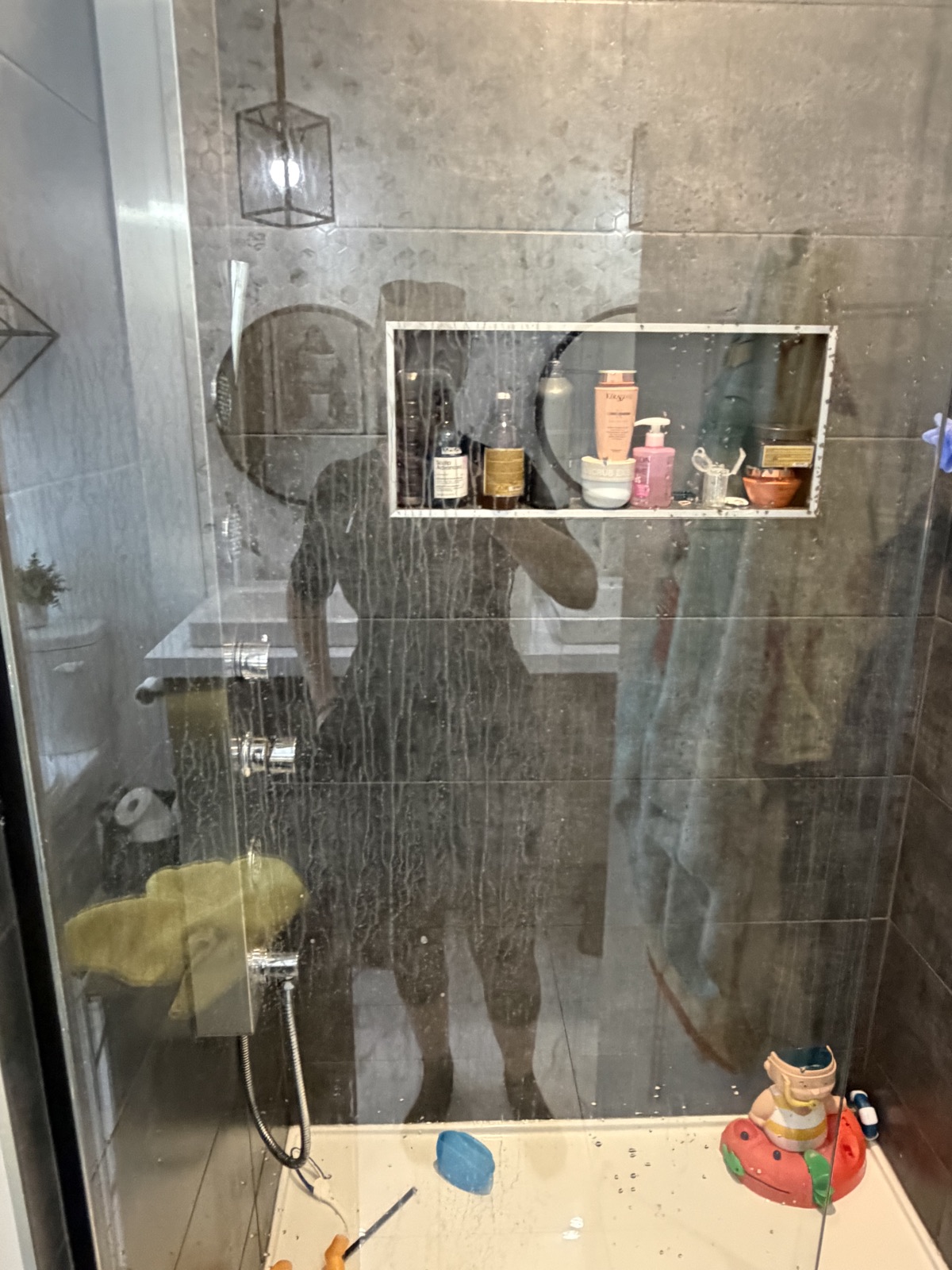 Porte de douche vitrée nettoyée, sans traces d'eau
