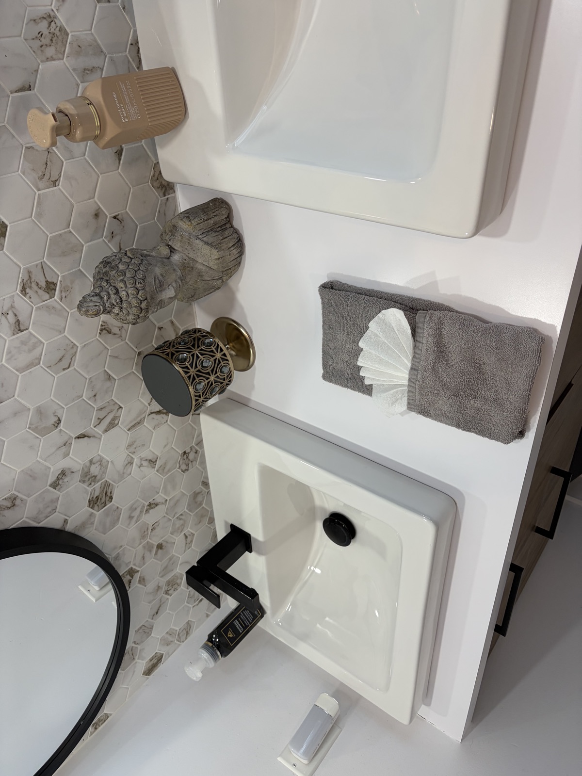 Comptoir de salle de bain rangé et nettoyé